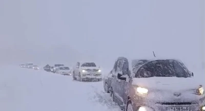 Y&uuml;ksekova&rsquo;da kar esareti: Tipi yolları kapattı, onlarca ara&ccedil; mahsur kaldı
