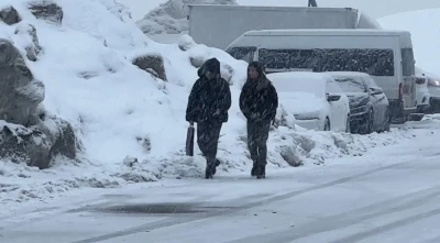 Y&uuml;ksekova&rsquo;da kar yağışı etkili oldu
