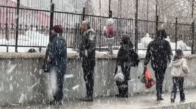 Y&uuml;ksekova&rsquo;da kar yağışı il&ccedil;eyi beyaza b&uuml;r&uuml;d&uuml;
