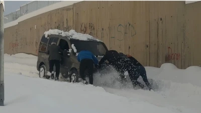 Y&uuml;ksekova&rsquo;da kara saplanan ara&ccedil; vatandaşlarca kurtarıldı
