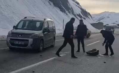 Yüksekova’da karayoluna düşen kaya parçaları sürücülere korku dolu anlar yaşattı
