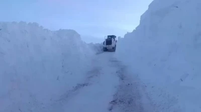 Y&uuml;ksekova&rsquo;da karla m&uuml;cadele: İş makineleri boyunu aşan kar t&uuml;nelleri oluştu
