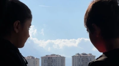 Yüksekova’da karlı dağlar ve bulutlar birleşti
