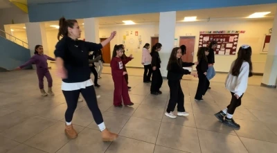 Y&uuml;ksekova&rsquo;da k&uuml;lt&uuml;r sanat buluşması: Hakkari halayı ile Ege&rsquo;nin zeybeği buluştu
