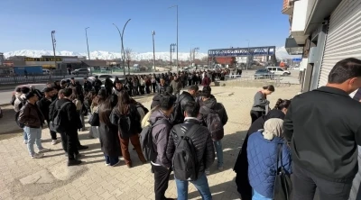 Y&uuml;ksekova&rsquo;da k&uuml;t&uuml;phane &ouml;n&uuml;nde kuyruk
