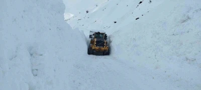 Y&uuml;ksekova&rsquo;da mezra yoluna d&uuml;şen &ccedil;ığ temizlendi
