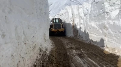 Y&uuml;ksekova&rsquo;da nisan ayında 6 metrelik kar t&uuml;nelleri
