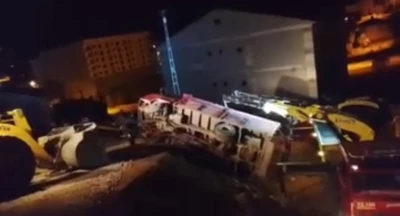 Yüksekova’da odun yüklü kamyonet devrildi
