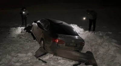 Y&uuml;ksekova&rsquo;da otomobil 30 metre savrularak kar yığınına saplandı: 3 yaralı
