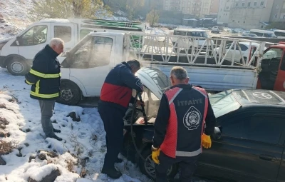 Yüksekova’da seyir halindeki otomobil yandı
