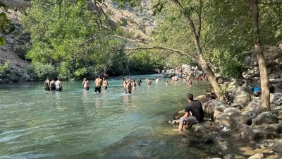 Yüksekova’da sıcakta bunalanlar Avaşin Deresi’nde serinliyor
