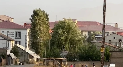 Yüksekova’da şiddetli rüzgar hayatı olumsuz etkiledi
