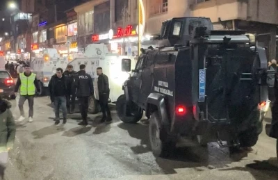 Y&uuml;ksekova&rsquo;da taşlı sopalı kavga: 1&rsquo;i polis 2 yaralı
