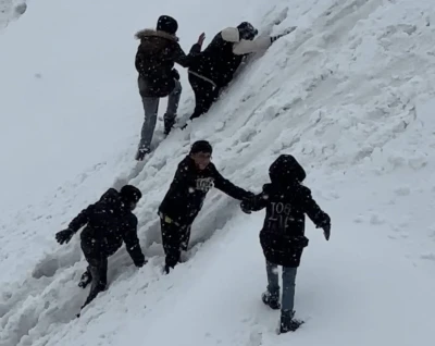 Y&uuml;ksekova&rsquo;da tepsiler kızak oldu, karlı yama&ccedil;lar oyun alanına d&ouml;n&uuml;şt&uuml;
