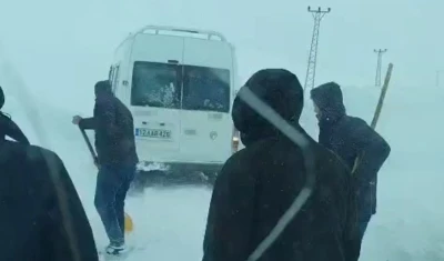 Y&uuml;ksekova&rsquo;da tipide yolda mahsur kalan vatandaşlar kurtarıldı
