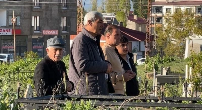 Y&uuml;ksekova&rsquo;da vatandaşlar bayram namazı sonrası mezarlıklara akın etti
