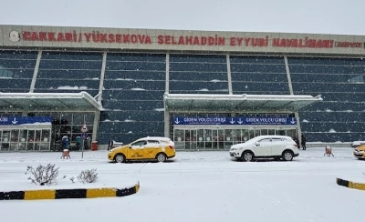 Yüksekova’da yoğun kar yağışı uçak seferlerini durdurdu
