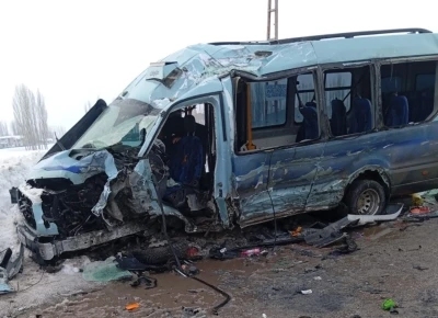 Y&uuml;ksekova&rsquo;da yolcu minib&uuml;s&uuml; ile otob&uuml;s &ccedil;arpıştı: &Ccedil;ok sayıda yaralı var
