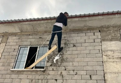 Y&uuml;ksekova&rsquo;da y&uuml;rekleri ağza getiren kaza: &Ccedil;atıda asılı kalan vatandaş kurtarıldı
