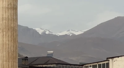 Yüksekova Mor Dağı’nın zirvesi beyaza büründü
