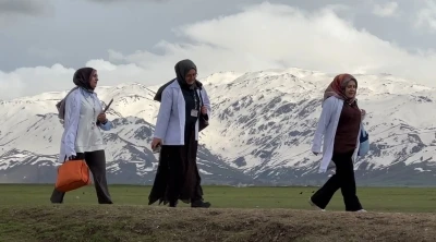 Y&uuml;ksekova&rsquo;nın fedakar ebeleri gebeler i&ccedil;in yollarda
