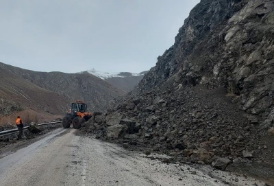 Y&uuml;ksekova-Van kara yolu kontroll&uuml; şekilde ge&ccedil;işlere a&ccedil;ıldı
