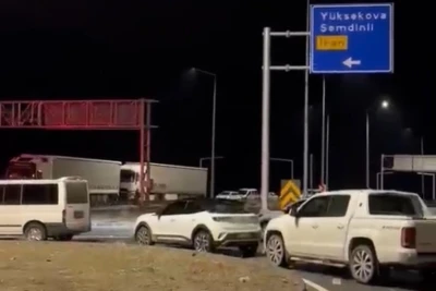 Y&uuml;ksekova-Van kara yolunda heyelan: Ulaşım durdu
