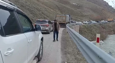 Y&uuml;ksekova-Van kara yolunda heyelan ulaşımı aksattı

