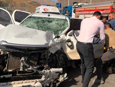 Yüksekova-Van kara yolunda trafik kazası: 3 yaralı
