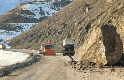 Y&uuml;ksekova-Van karayolunda faciadan d&ouml;n&uuml;ld&uuml;: Dev kayalar yola d&uuml;şt&uuml;
