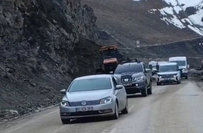 Y&uuml;ksekova yolu trafiğe kapatılıyor
