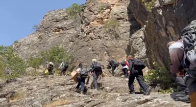 Yüksekovalı dağcılar, önce doğa yürüyüşü yaptı, ardından Avaşin deresinde yüzüp halay çekti
