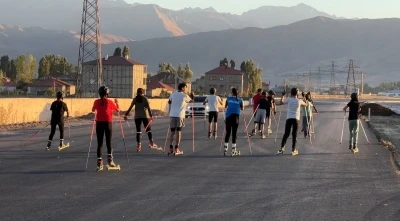 Yüksekovalı kayakçılar can güvenliği olmayan yollarda ter döküyor
