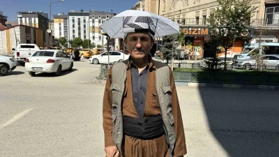 Yüksekovalı vatandaş yıllardır kafa şemsiyesiyle güneşten korunuyor
