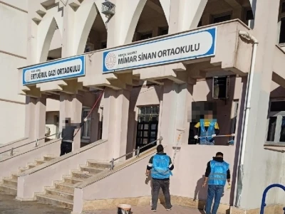 Y&uuml;k&uuml;ml&uuml;ler, Mersin&rsquo;de okulları temizleyip boyadı

