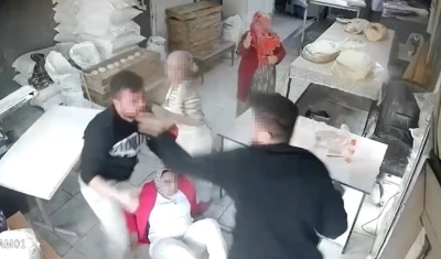 Yumruk yumruğa borç kavgasında kadın yerlerde sürüklendi
