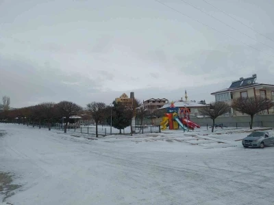 Yunak&rsquo;ta mevsimin ilk karı yağdı
