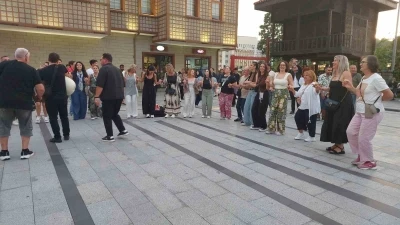 Yunan turistler dev &ccedil;ay bardağının altında yunan ezgileriyle horon oynadı
