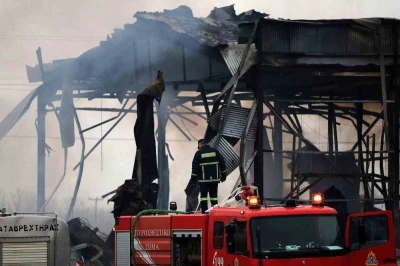 Yunanistan&rsquo;da bisk&uuml;vi fabrikasında yangın: 4 &ouml;l&uuml;
