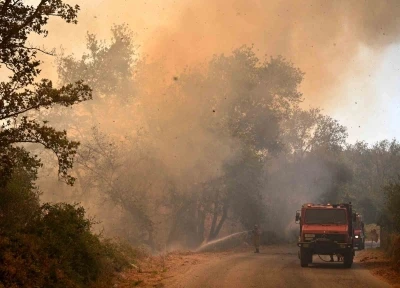 Yunanistan’da orman yangınları yerleşim yerine sıçradı
