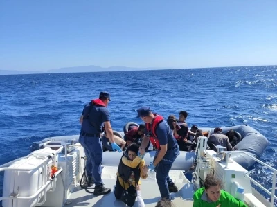 Yunanistan’ın geri ittiği 30 düzensiz göçmen kurtarıldı
