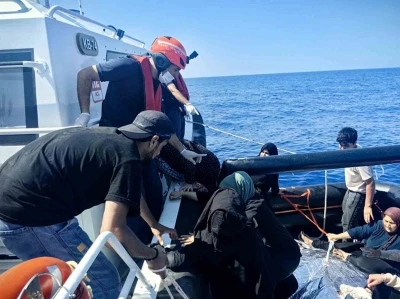 Yunanistan’ın geri ittiği 35 düzensiz göçmen kurtarıldı
