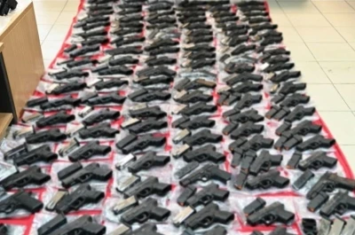 Yunanistan&rsquo;ın Meri&ccedil; sınırında silah operasyonu: 147 tabanca ele ge&ccedil;irildi, 13 T&uuml;rk vatandaşı g&ouml;zaltına alındı
