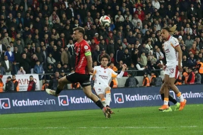 Yunus Akg&uuml;n ligde 6. gol&uuml;n&uuml; kaydetti
