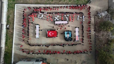 Yunus Emre MTAL&rsquo;de &ouml;ğrenciler 103 T&uuml;rk bayrağı a&ccedil;arak Cumhuriyeti selamladı
