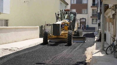 Yunusemre Belediyesinden 50. Yıl Mahallesi’nde asfalt çalışması
