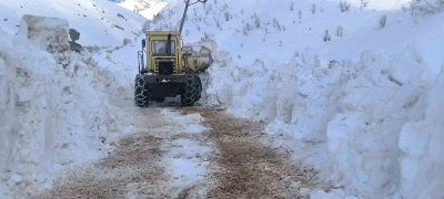Yurda bahar geldi, Ovacık&rsquo;ta karla m&uuml;cadele s&uuml;r&uuml;yor

