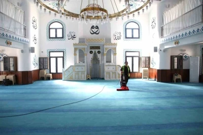 Y&uuml;reğir Belediyesi&rsquo;nden ibadethanelerde bayram temizliği
