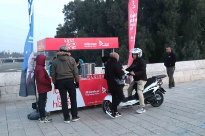 Y&uuml;reğir Belediyesi&rsquo;nden vatandaşa sıcak &ccedil;orba ikramı
