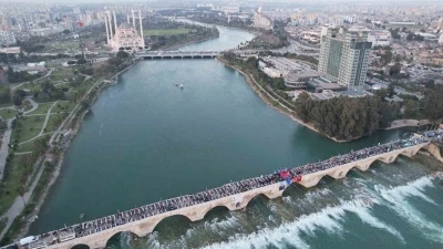 Y&uuml;reğir Belediyesi tarihi Taşk&ouml;pr&uuml;&rsquo;de halk iftarı d&uuml;zenledi
